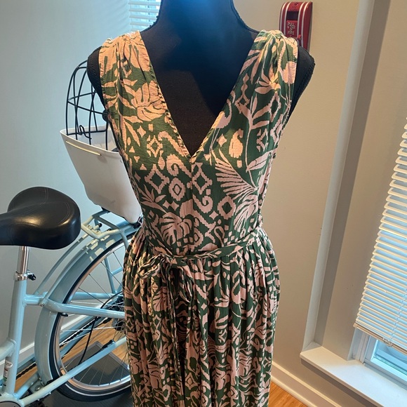 Beautiful dress by dress form - Picture 4 of 6